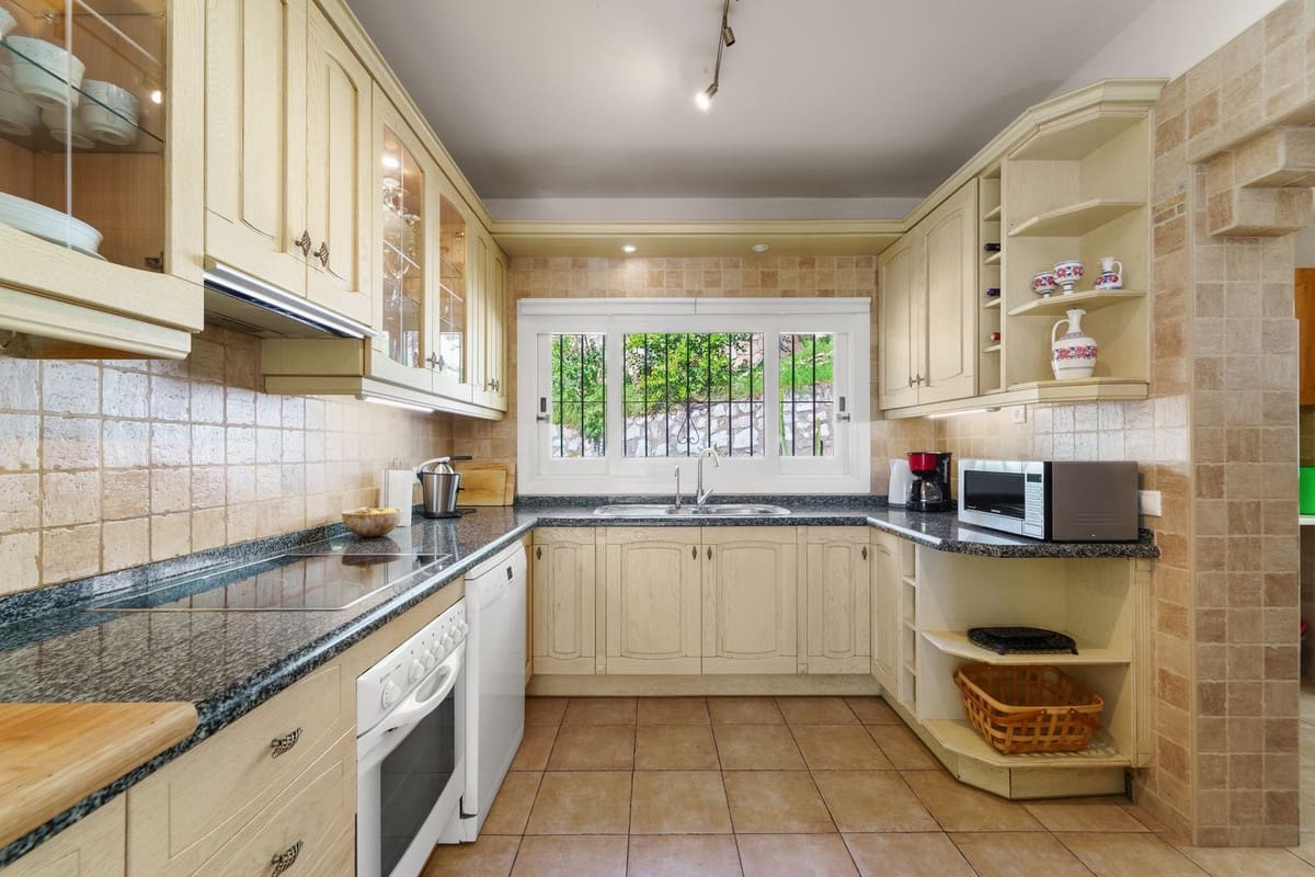 5 slaapkamer Villa te koop in Calahonda met zwembad - € 1.399.000 (Ref: 9656363)