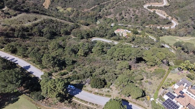 Grunde uden byggetilladelser til salg i La Zagaleta - El Madroñal, Benahavís - € 2.000.000 (Ref: 9696352)