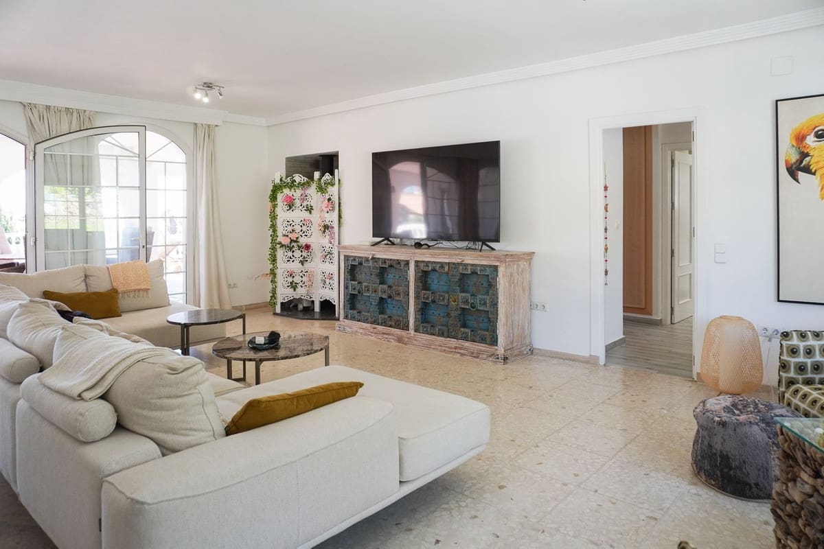 4 soveværelse Villa til salg i Estepona med swimmingpool - € 899.000 (Ref: 9704986)