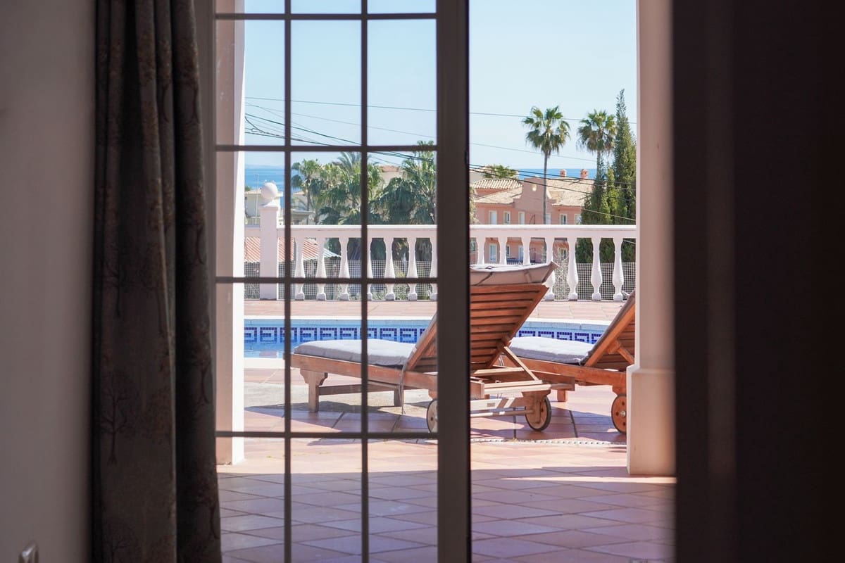 4 soveværelse Villa til salg i Estepona med swimmingpool - € 899.000 (Ref: 9704986)