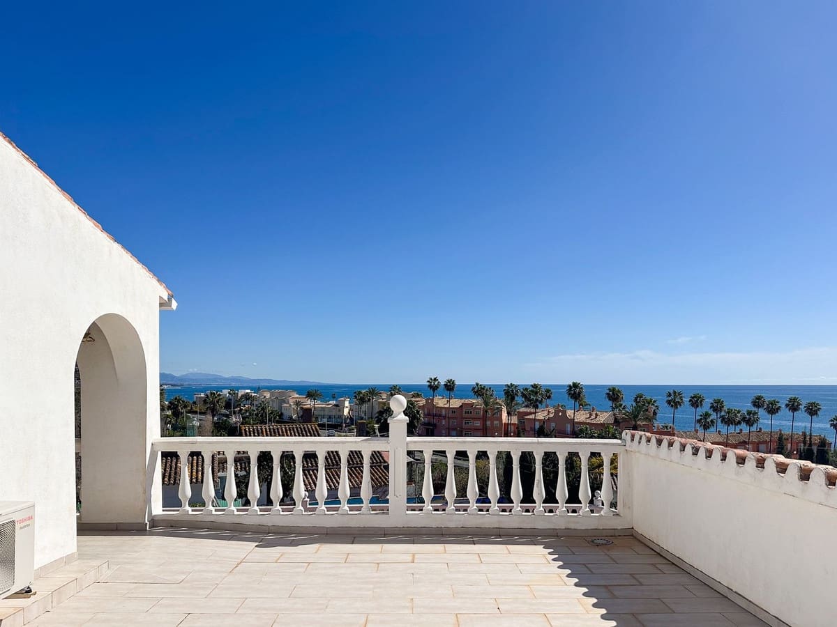 4 soveværelse Villa til salg i Estepona med swimmingpool - € 899.000 (Ref: 9704986)
