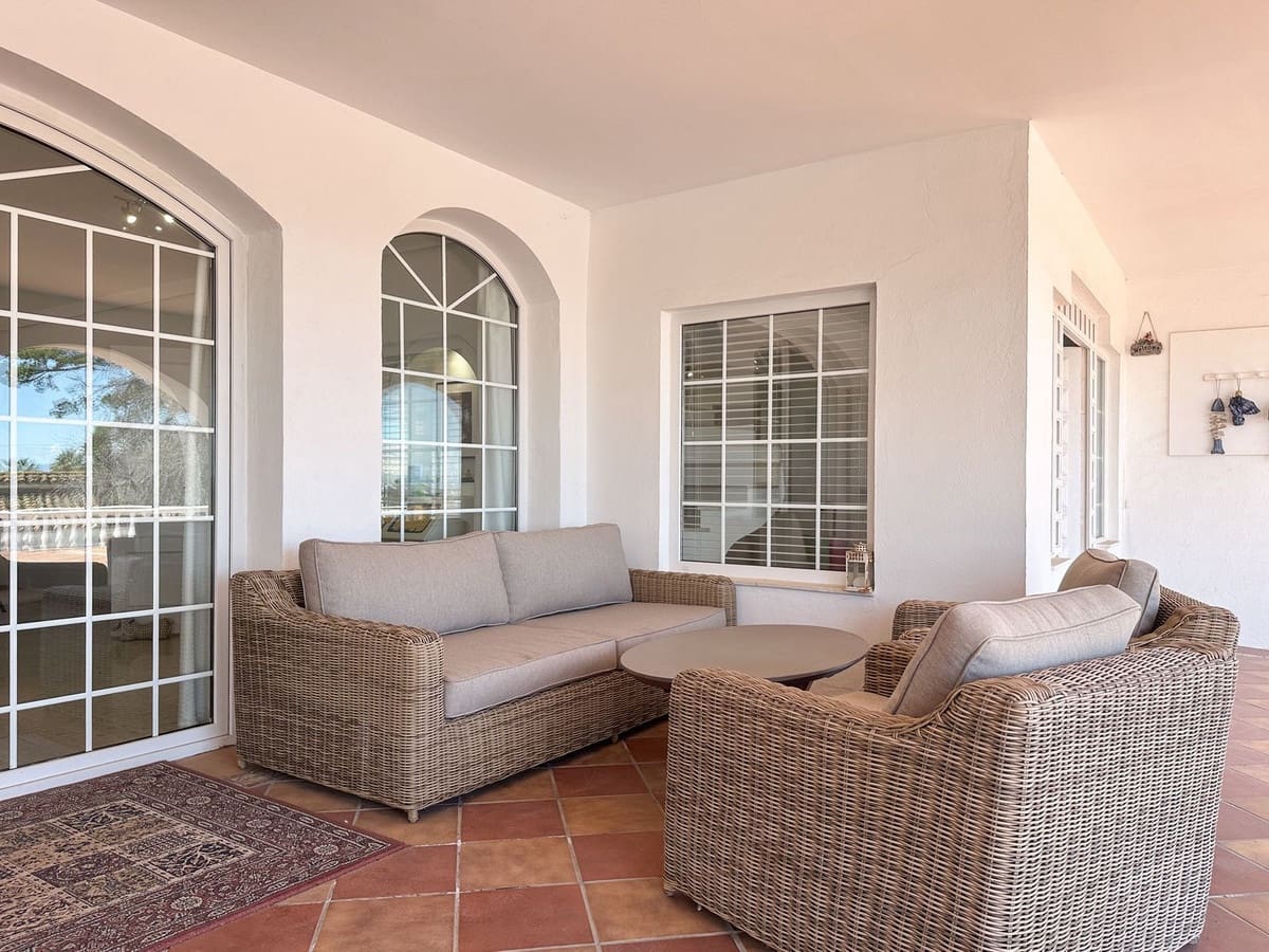 4 soveværelse Villa til salg i Estepona med swimmingpool - € 899.000 (Ref: 9704986)