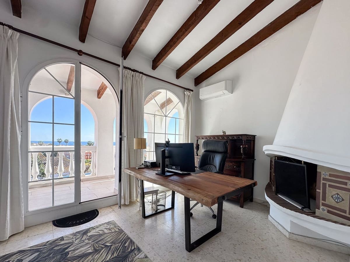 4 soveværelse Villa til salg i Estepona med swimmingpool - € 899.000 (Ref: 9704986)