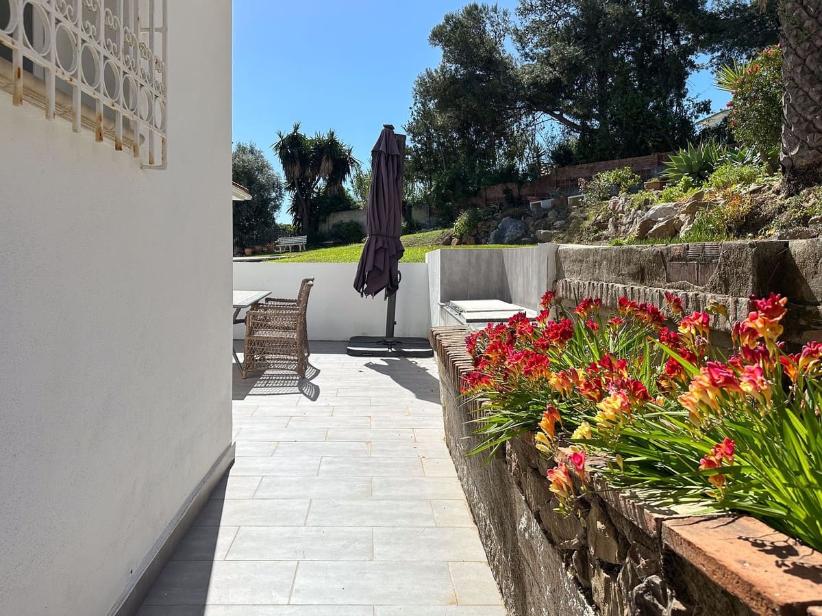 4 soveværelse Villa til salg i Estepona med swimmingpool - € 899.000 (Ref: 9704986)