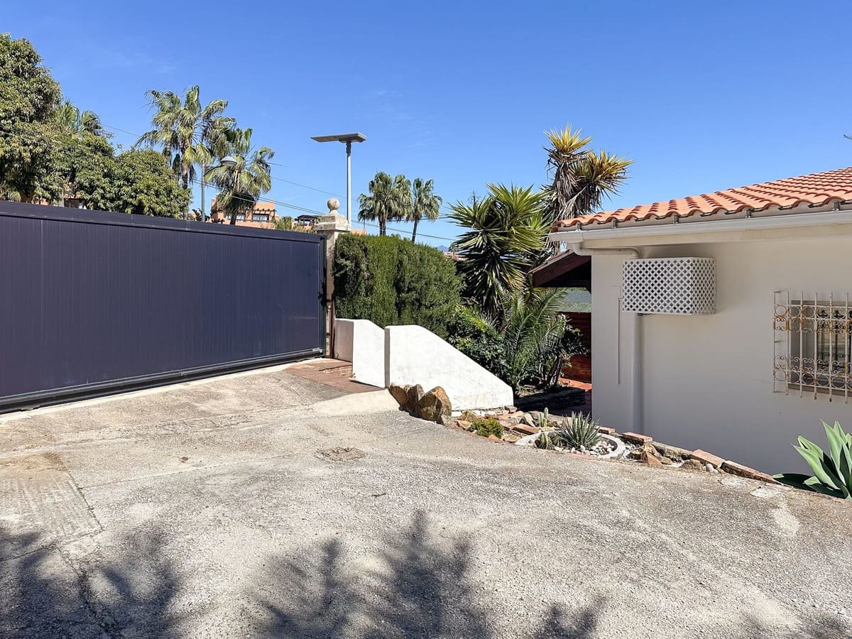 4 soveværelse Villa til salg i Estepona med swimmingpool - € 899.000 (Ref: 9704986)