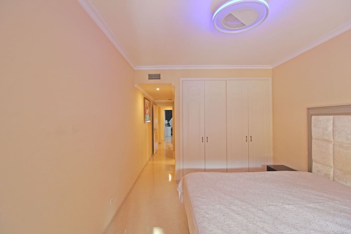 2 quarto Apartamento para venda em Puerto Banus com piscina - 850 000 € (Ref: 9704989)