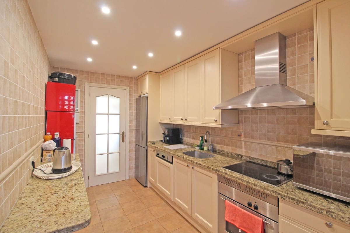 2 quarto Apartamento para venda em Puerto Banus com piscina - 850 000 € (Ref: 9704989)