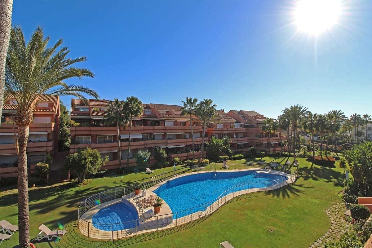 2 quarto Apartamento para venda em Puerto Banus com piscina - 850 000 € (Ref: 9704989)