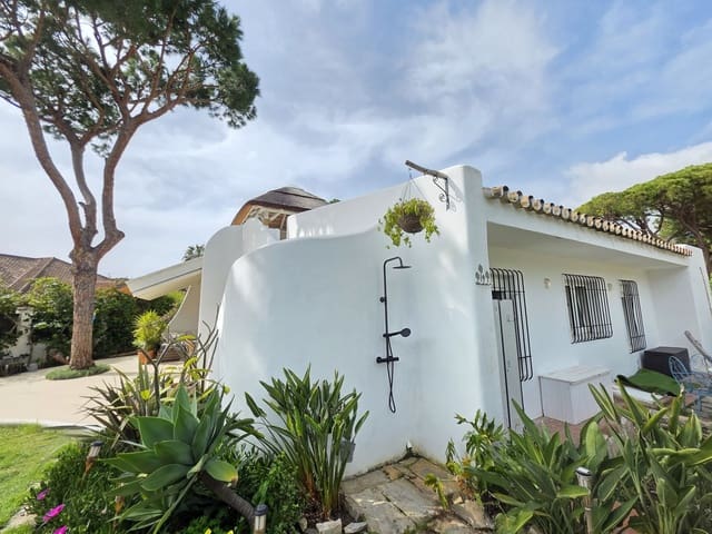 3 bedroom Villa for sale in Calahonda, Mijas with pool - € 750,000 (Ref: 9712422)