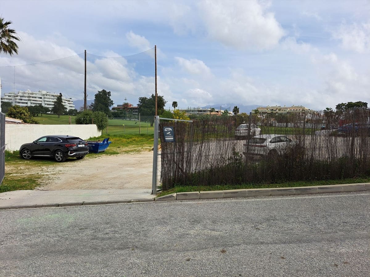 Ubebygd land til salgs i Guadalmina - € 1 000 000 (Ref: 9712431)