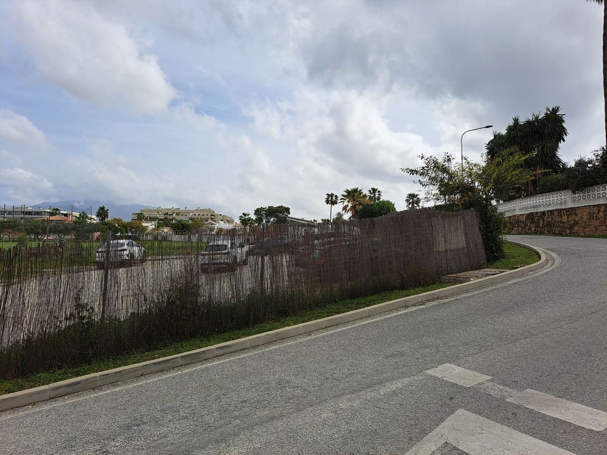 Ubebygd land til salgs i Guadalmina - € 1 000 000 (Ref: 9712431)