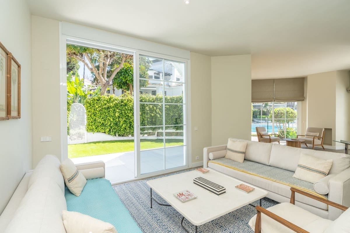 4 bedroom Apartment for sale in Elviria with pool - € 1,495,000 (Ref: 9732469)