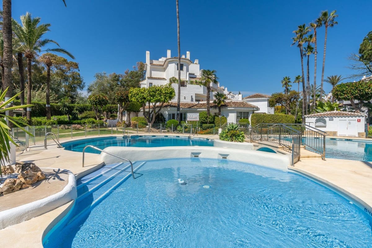 4 bedroom Apartment for sale in Elviria with pool - € 1,495,000 (Ref: 9732469)
