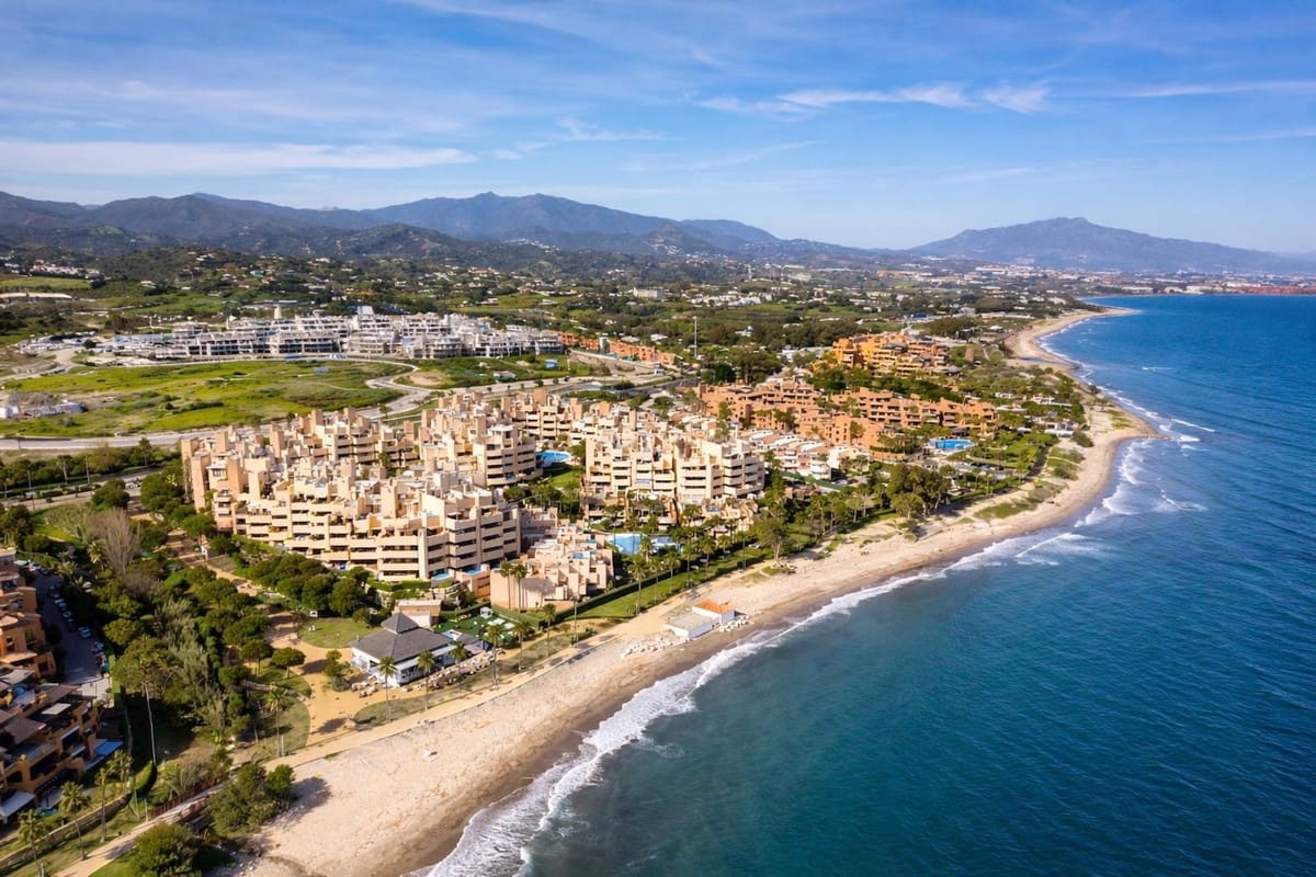 4 quarto Apartamento para venda em Estepona com piscina - 999 000 € (Ref: 9744213)