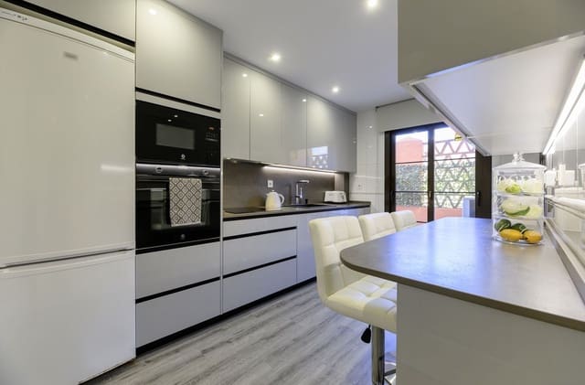 3 sovrum Lägenhet till salu i Parque Central, Estepona med pool - 659 950 € (Ref: 9744215)