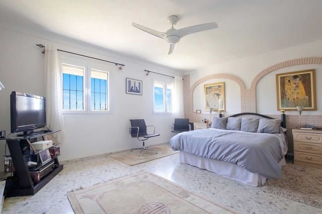 4 bedroom Villa for sale in Parque Central, Estepona with pool - € 765,000 (Ref: 9744218)