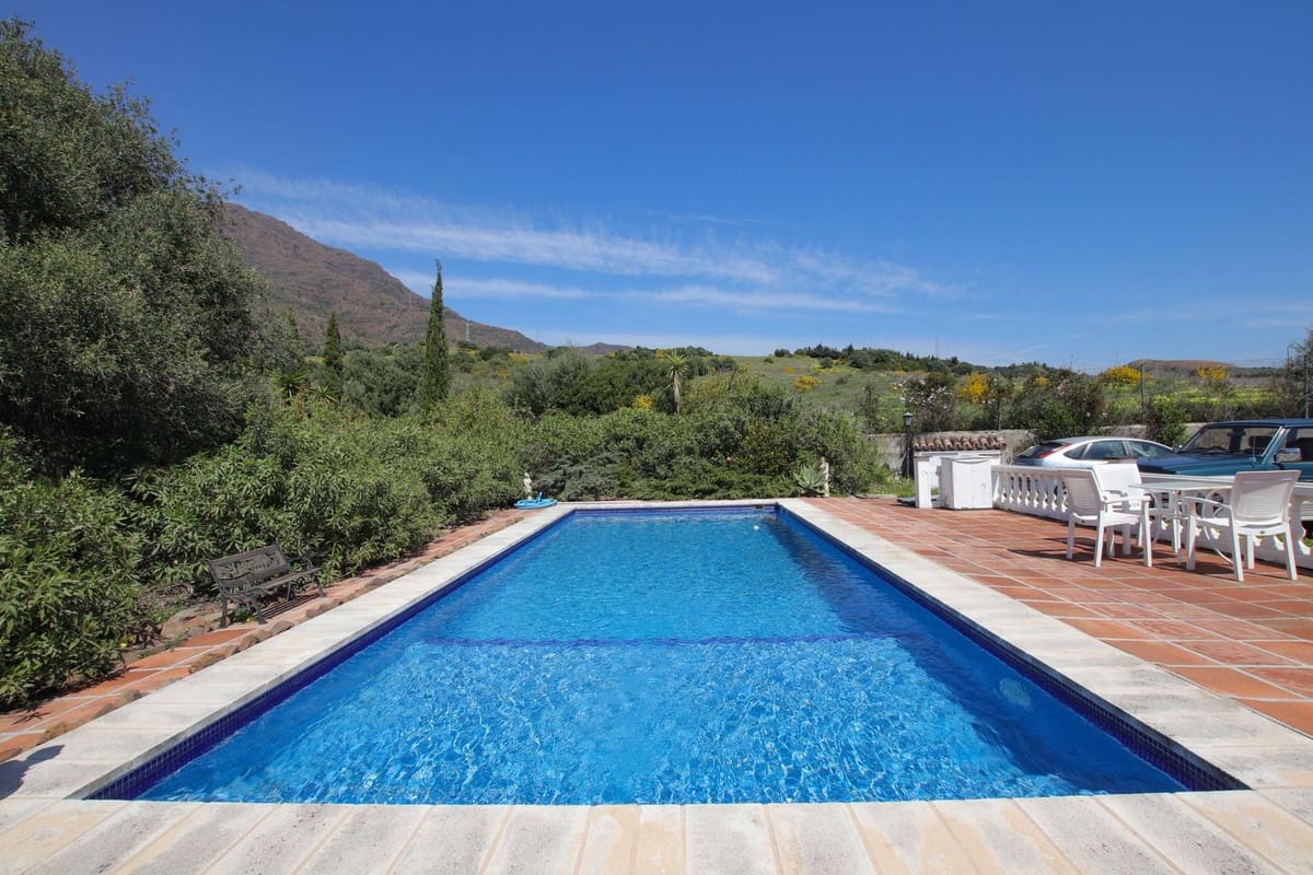 4 bedroom Villa for sale in Estepona with pool - € 765,000 (Ref: 9744218)