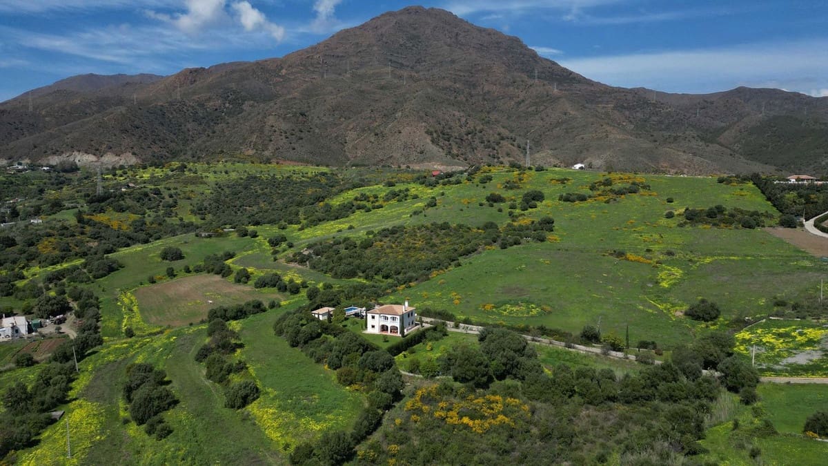 4 bedroom Villa for sale in Estepona with pool - € 765,000 (Ref: 9744218)