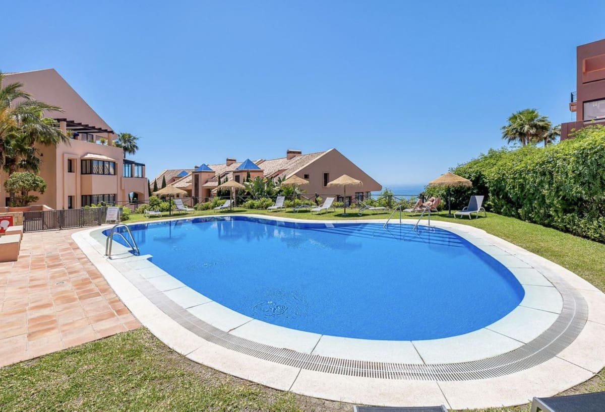 Apartamento de 3 habitaciones en Calahonda en venta con piscina - 475.000 € (Ref: 9744220)