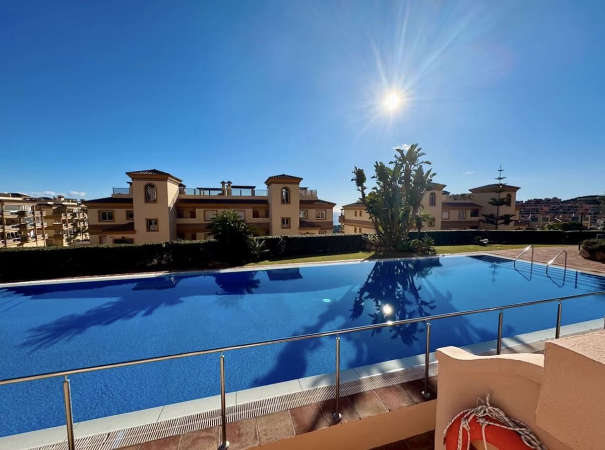 Apartamento de 3 habitaciones en Calahonda en venta con piscina - 475.000 € (Ref: 9744220)