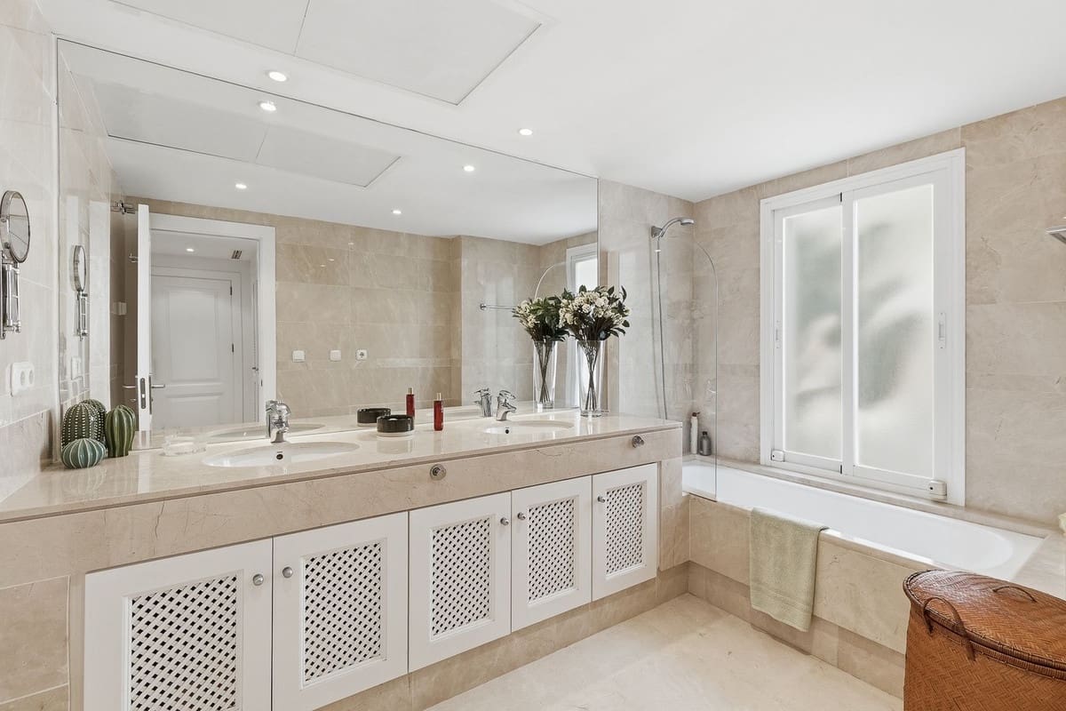 3 bedroom Apartment for sale in Nueva Andalucia with pool - € 695,000 (Ref: 9744221)