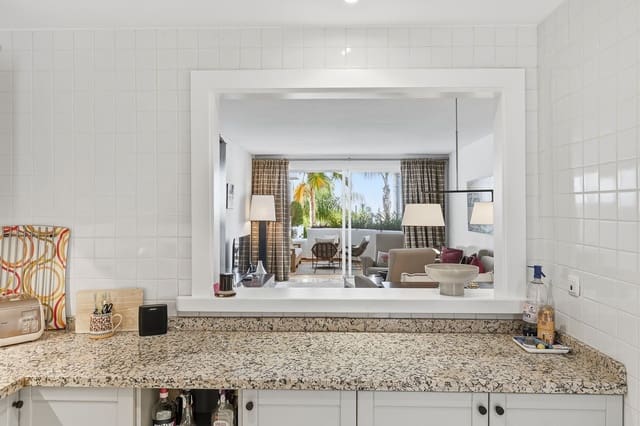 3 sypialnia Apartament na sprzedaż w Puerto Banus, Marbella z basenem - 695 000 € (Ref: 9744221)