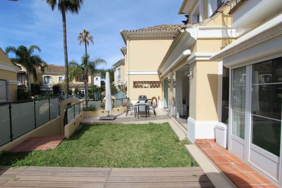 3 bedroom Townhouse for sale in Elviria with pool - € 725,000 (Ref: 9748232)