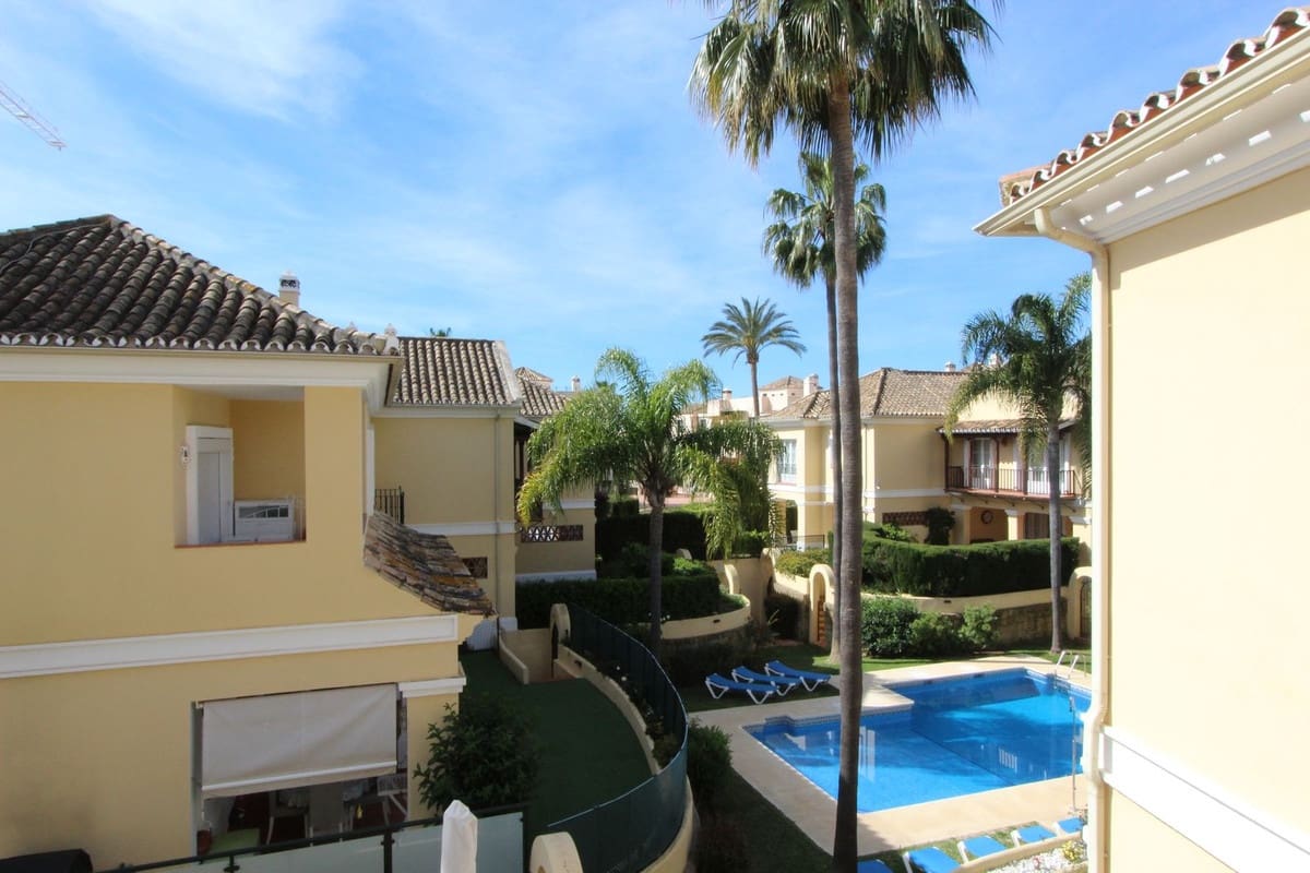 3 bedroom Townhouse for sale in Elviria with pool - € 725,000 (Ref: 9748232)