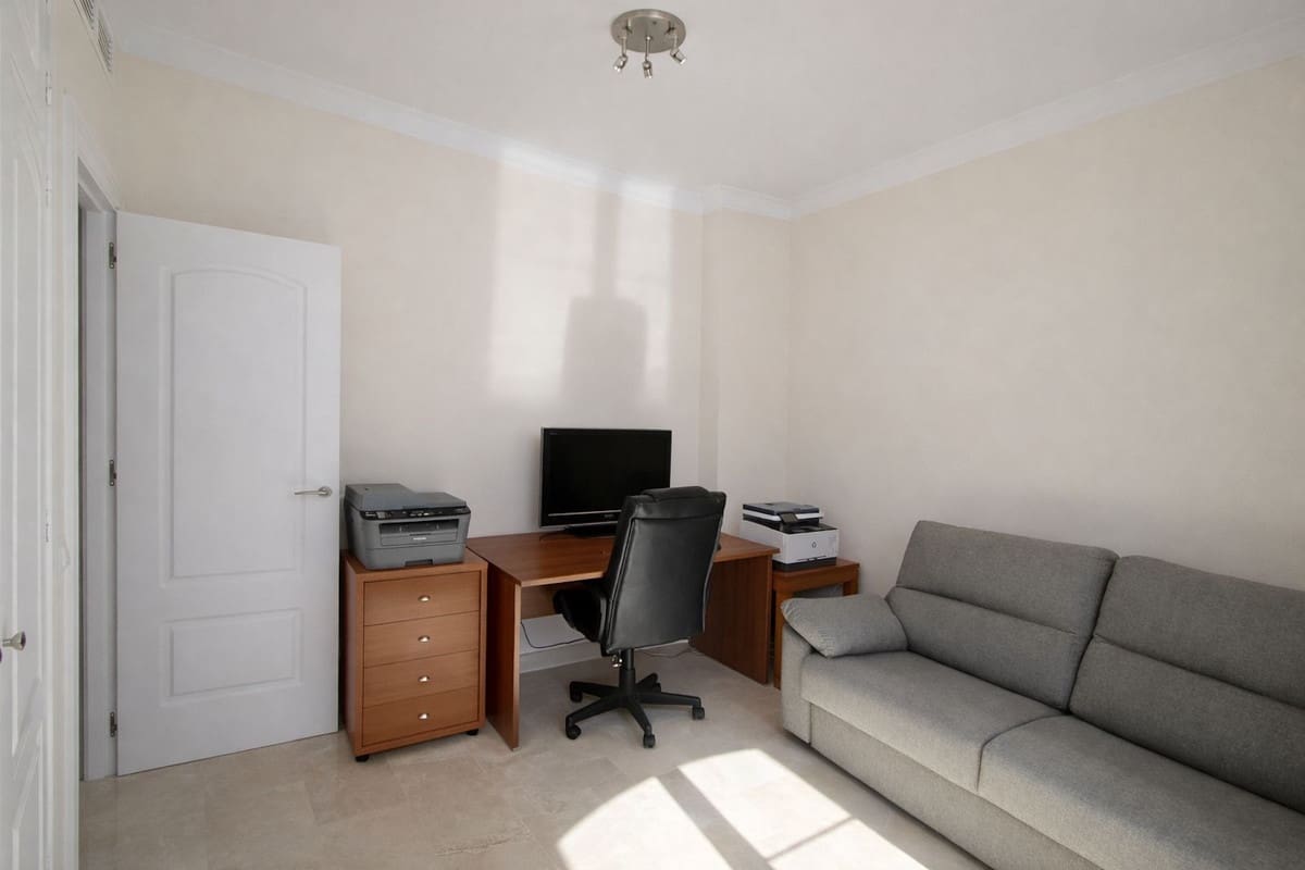 3 sypialnia Dom na sprzedaż w Elviria z basenem - 695 000 € (Ref: 9748232)