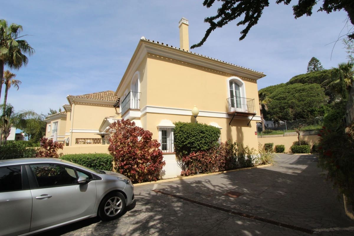 3 sypialnia Dom na sprzedaż w Elviria z basenem - 695 000 € (Ref: 9748232)