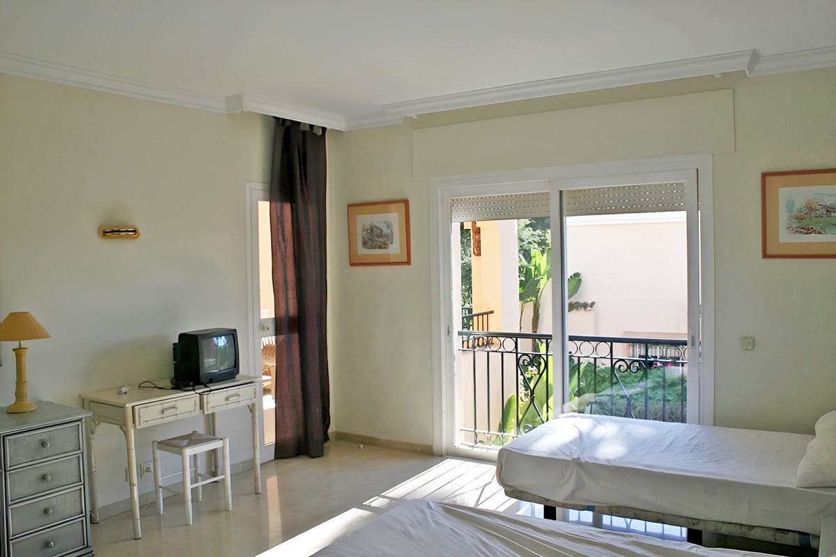 4 sypialnia Apartament na sprzedaż w Estepona z basenem - 1 300 000 € (Ref: 9748234)