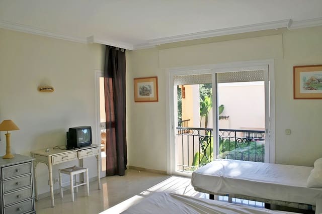 4 quarto Apartamento para venda em Resinera-Voladilla, Estepona com piscina - 1 300 000 € (Ref: 9748234)