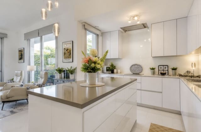 3 sovrum Lägenhet till salu i New Golden Mile, Estepona med pool - 569 000 € (Ref: 9748238)