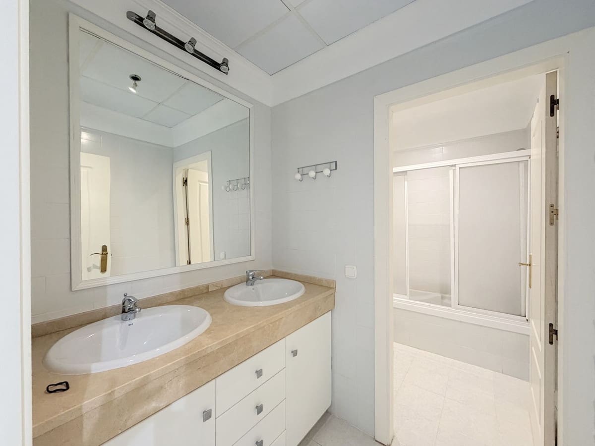 3 sovrum Lägenhet till salu i La Duquesa / Puerto de la Duquesa med pool - 499 000 € (Ref: 9762262)