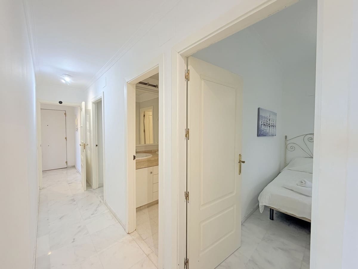 3 sovrum Lägenhet till salu i La Duquesa / Puerto de la Duquesa med pool - 499 000 € (Ref: 9762262)