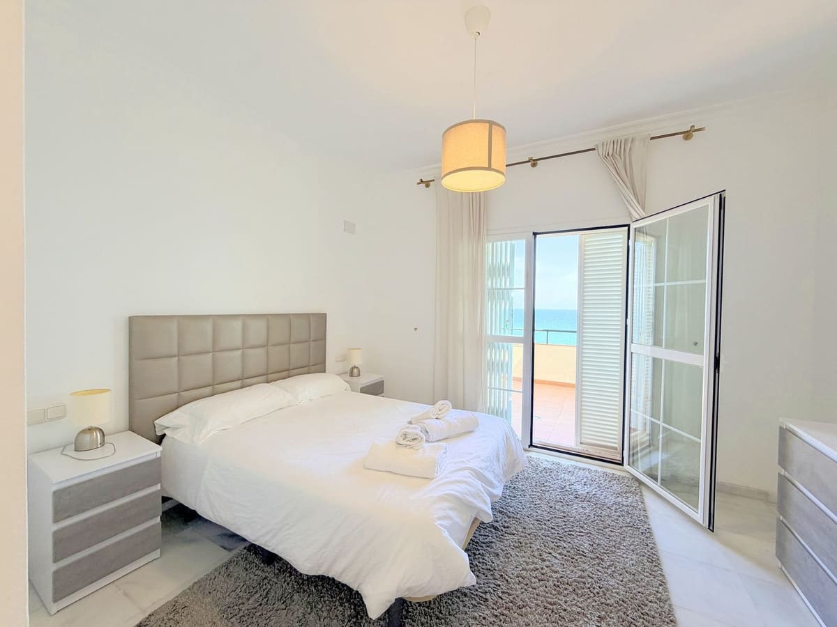 3 sovrum Lägenhet till salu i La Duquesa / Puerto de la Duquesa med pool - 499 000 € (Ref: 9762262)