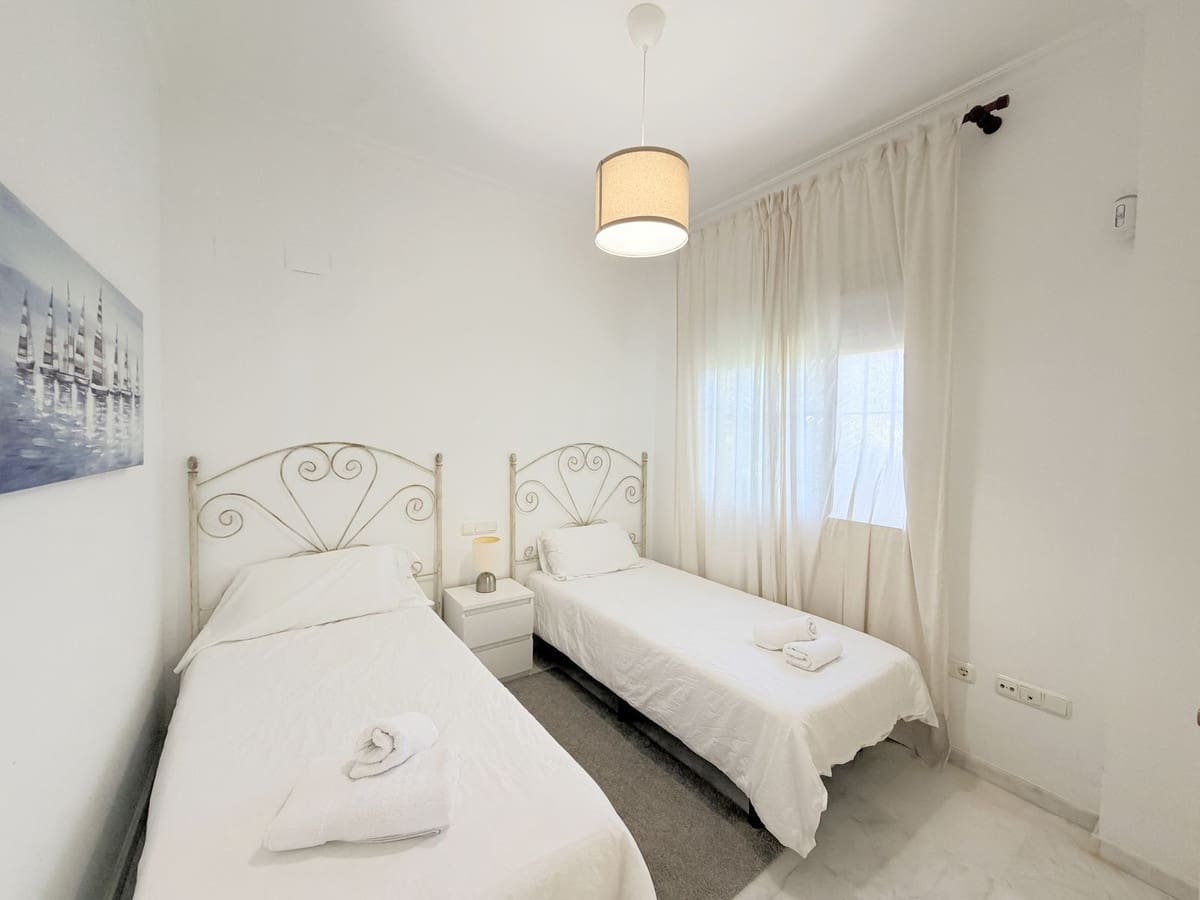 3 sovrum Lägenhet till salu i La Duquesa / Puerto de la Duquesa med pool - 499 000 € (Ref: 9762262)