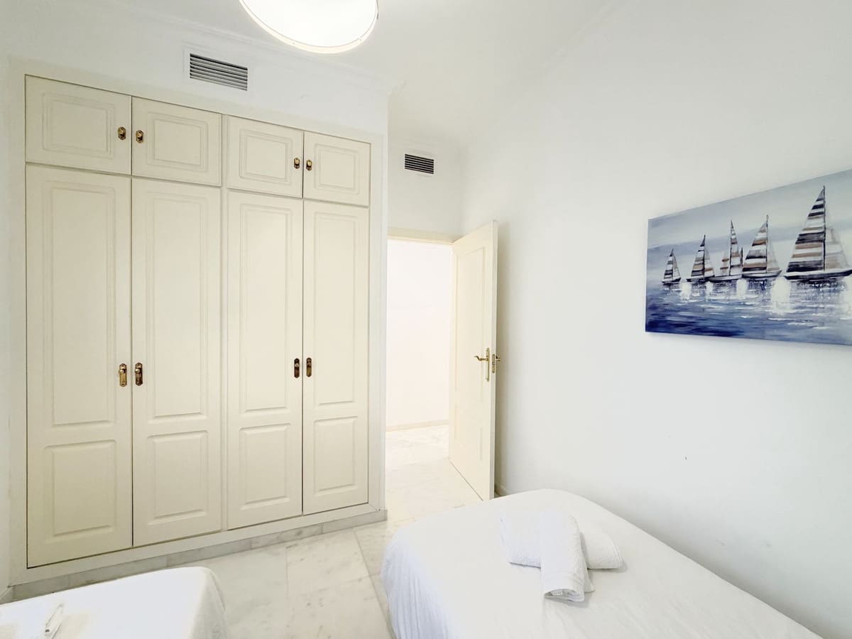 3 sovrum Lägenhet till salu i La Duquesa / Puerto de la Duquesa med pool - 499 000 € (Ref: 9762262)