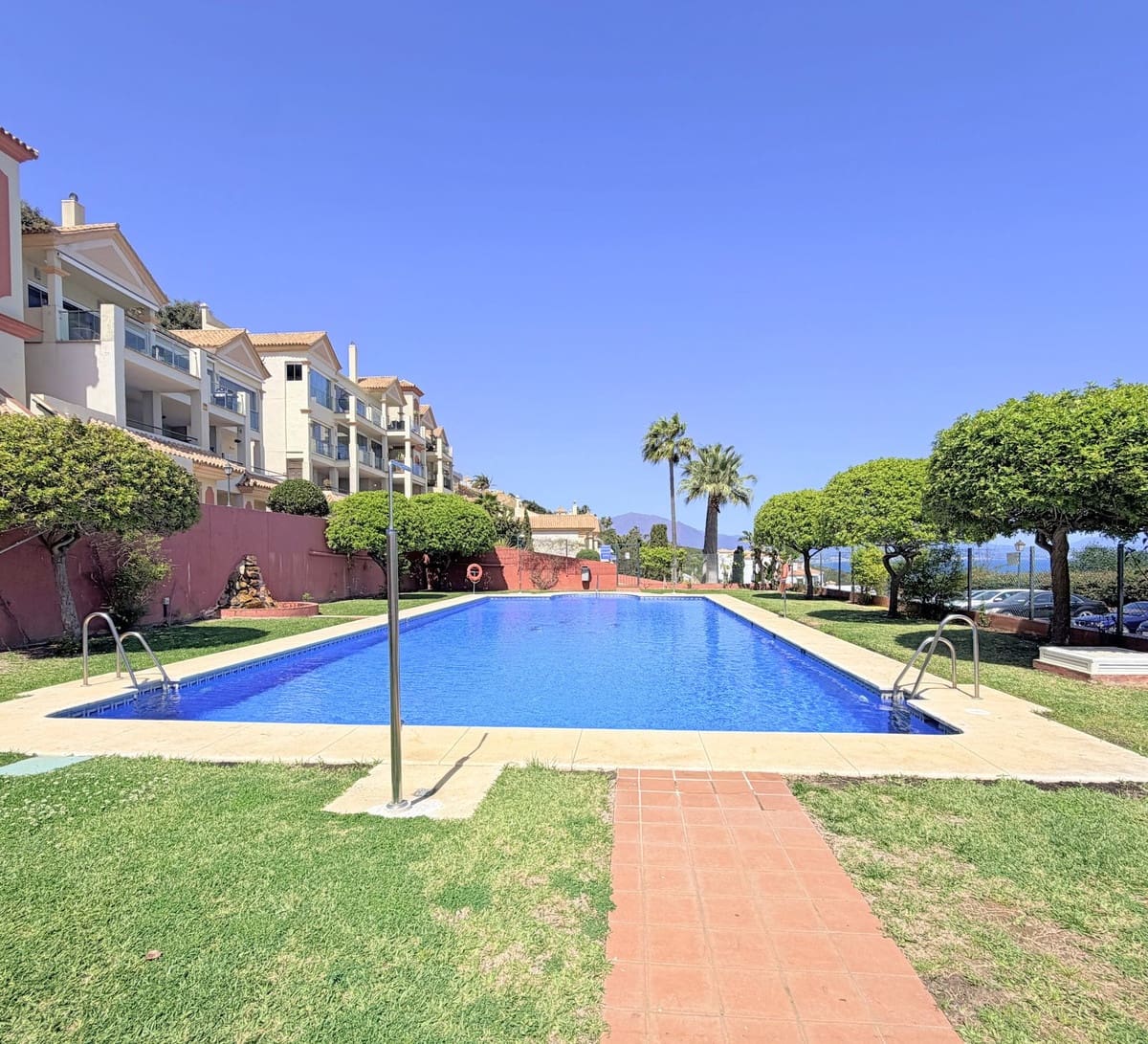 3 sovrum Lägenhet till salu i La Duquesa / Puerto de la Duquesa med pool - 499 000 € (Ref: 9762262)