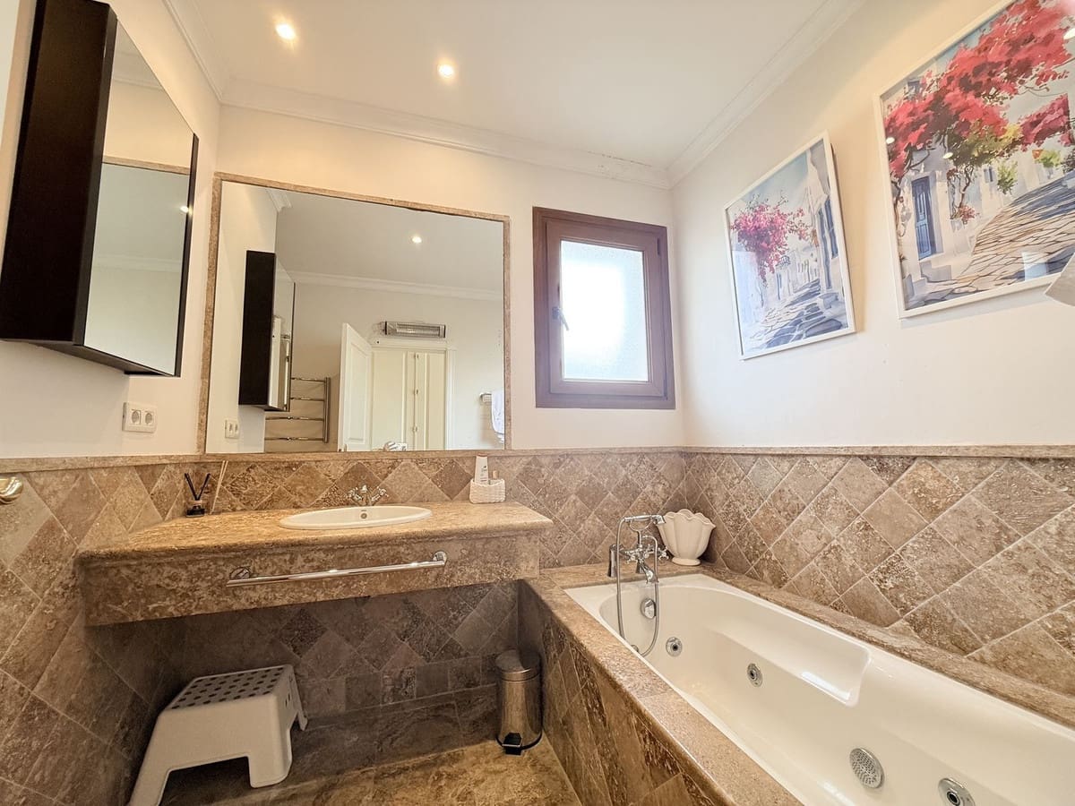 4 sypialnia Dom na sprzedaż w El Paraiso - 800 000 € (Ref: 9762263)