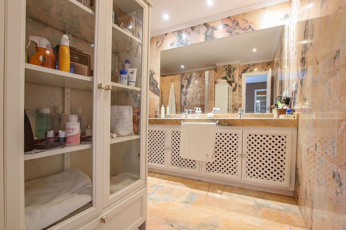 3 bedroom Apartment for sale in Nueva Andalucia with pool - € 680,000 (Ref: 9770857)