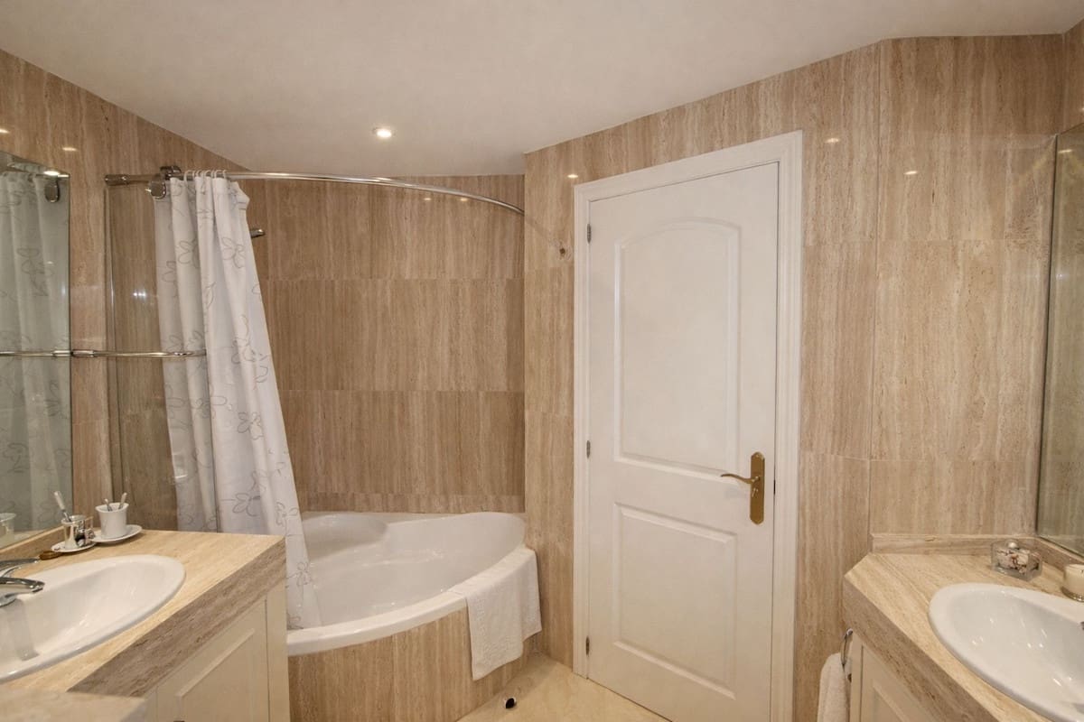 2 slaapkamer Appartement te koop in Elviria met zwembad - € 460.000 (Ref: 9783282)