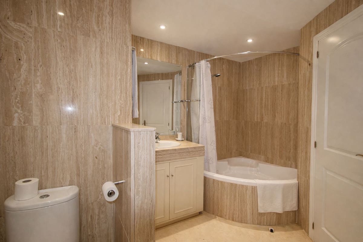2 slaapkamer Appartement te koop in Elviria met zwembad - € 460.000 (Ref: 9783282)