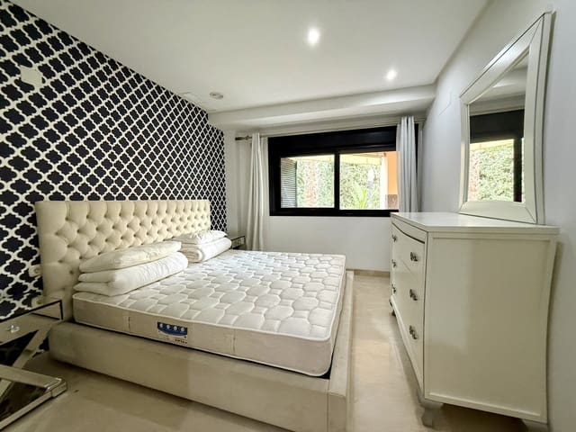 2 soveværelse Lejlighed til salg i Puerto Banus, Marbella med swimmingpool - € 665.000 (Ref: 9783284)