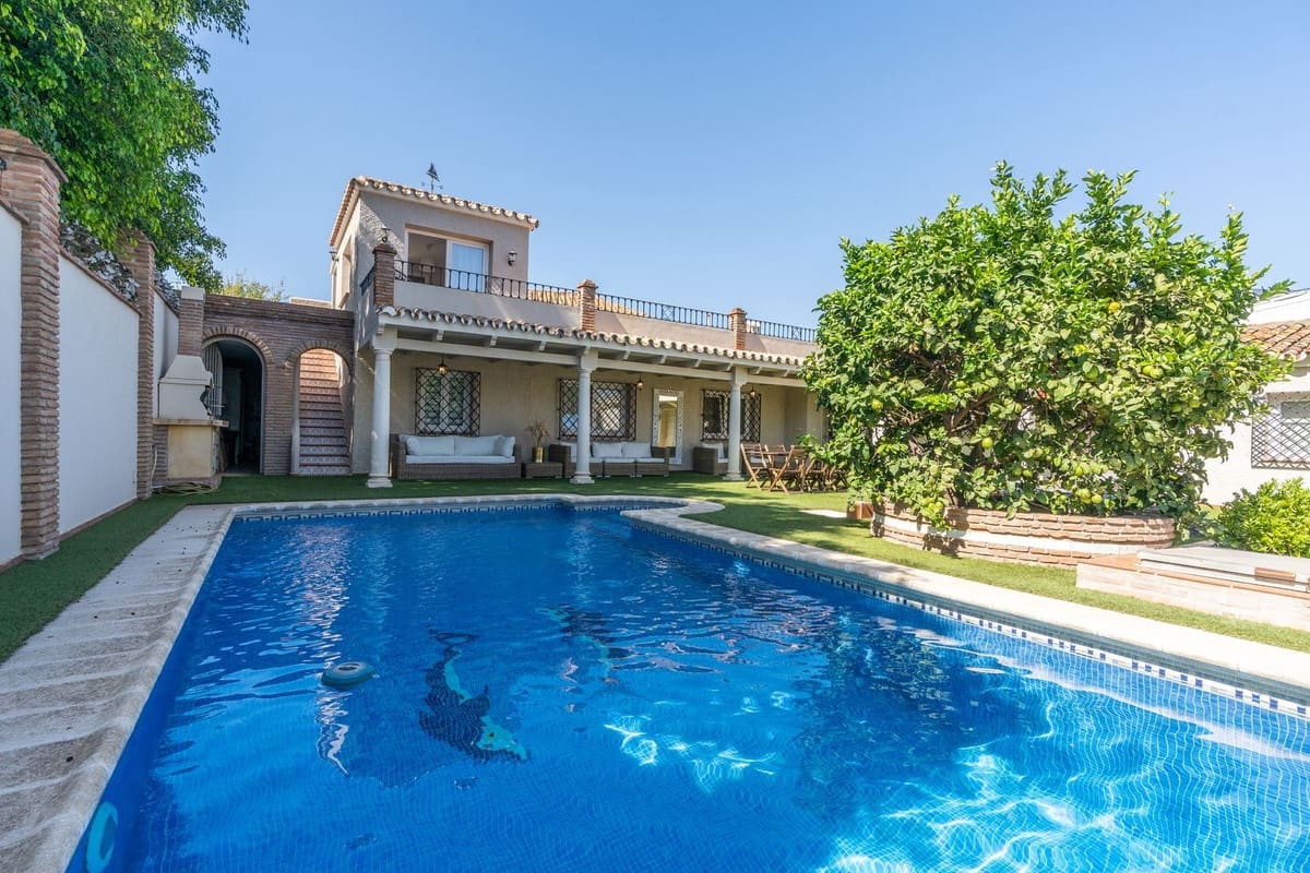 5 bedroom Villa for sale in San Pedro de Alcantara with pool - € 1,950,000 (Ref: 9783285)