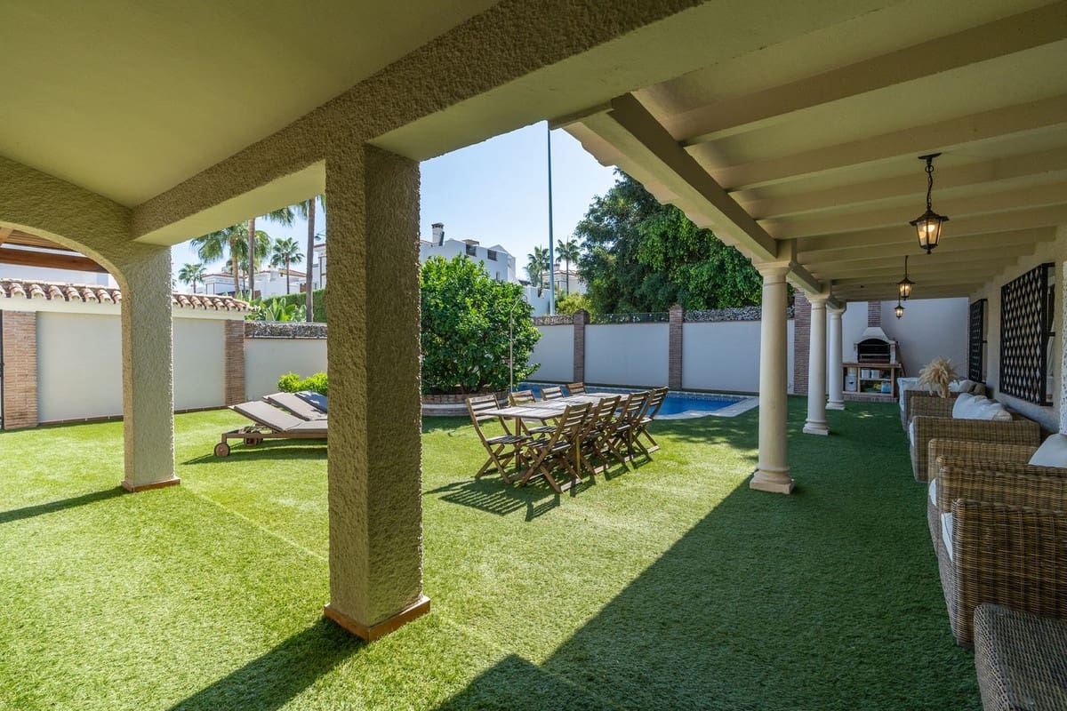 5 bedroom Villa for sale in San Pedro de Alcantara with pool - € 1,950,000 (Ref: 9783285)