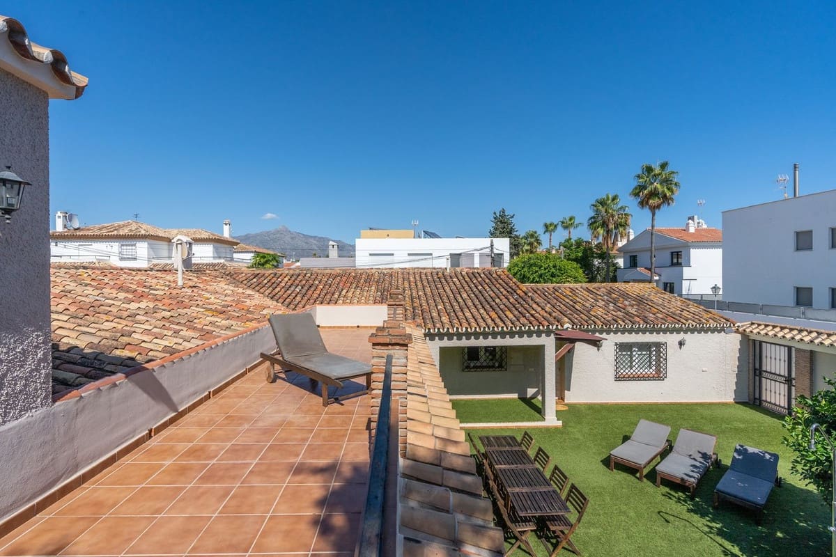 5 bedroom Villa for sale in San Pedro de Alcantara with pool - € 1,950,000 (Ref: 9783285)