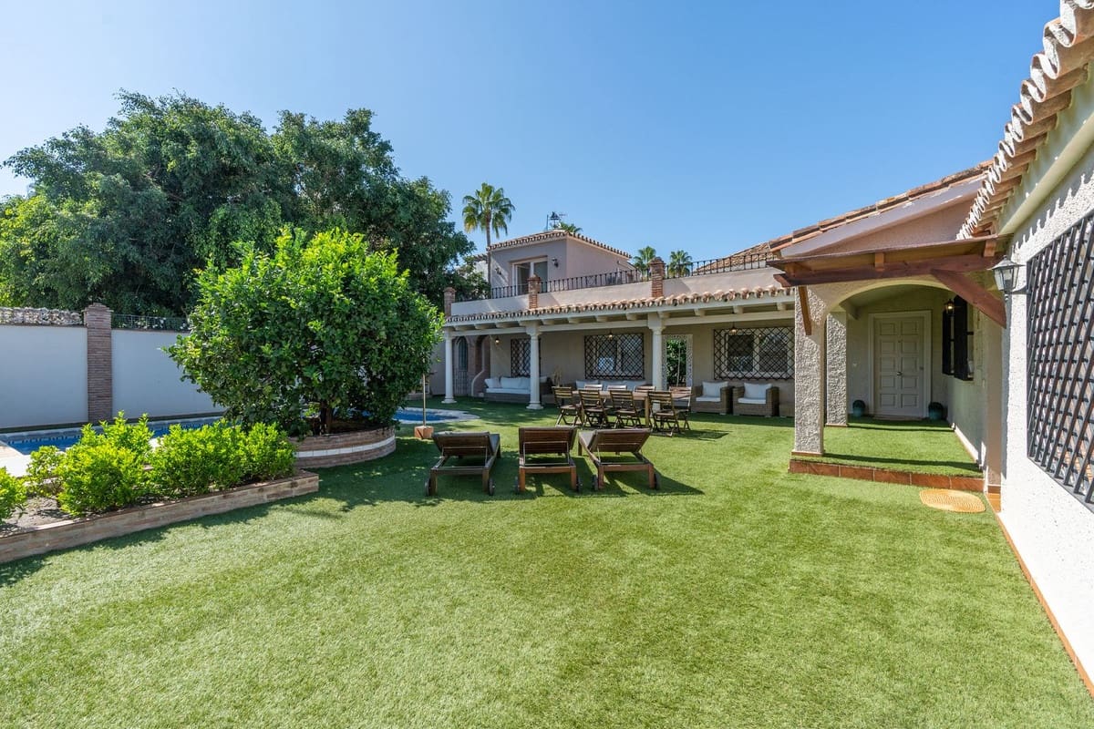 5 bedroom Villa for sale in San Pedro de Alcantara with pool - € 1,950,000 (Ref: 9783285)