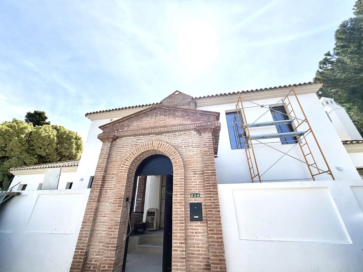 5 bedroom Villa for sale in San Pedro de Alcantara with pool - € 3,495,000 (Ref: 9783287)