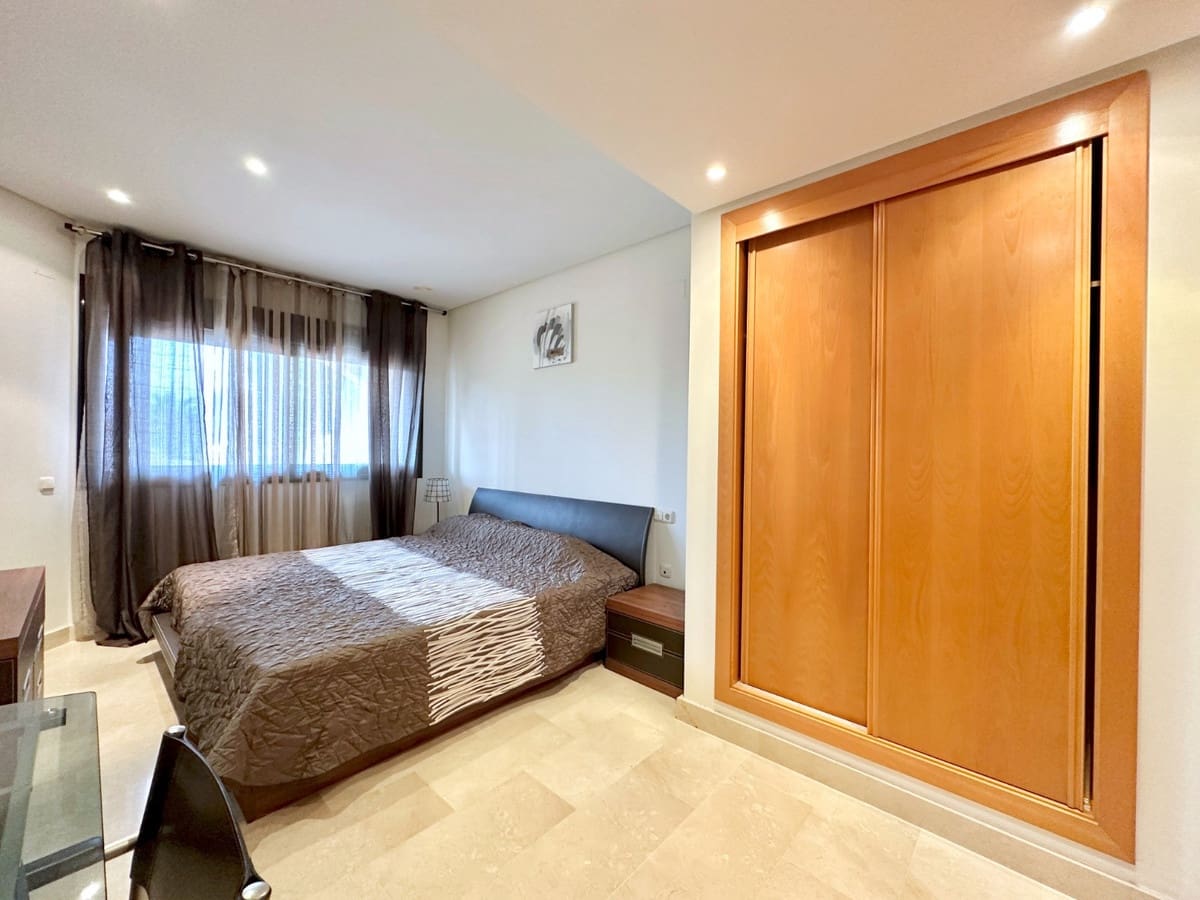 2 sypialnia Apartament na sprzedaż w Puerto Banus z basenem - 760 000 € (Ref: 9783288)